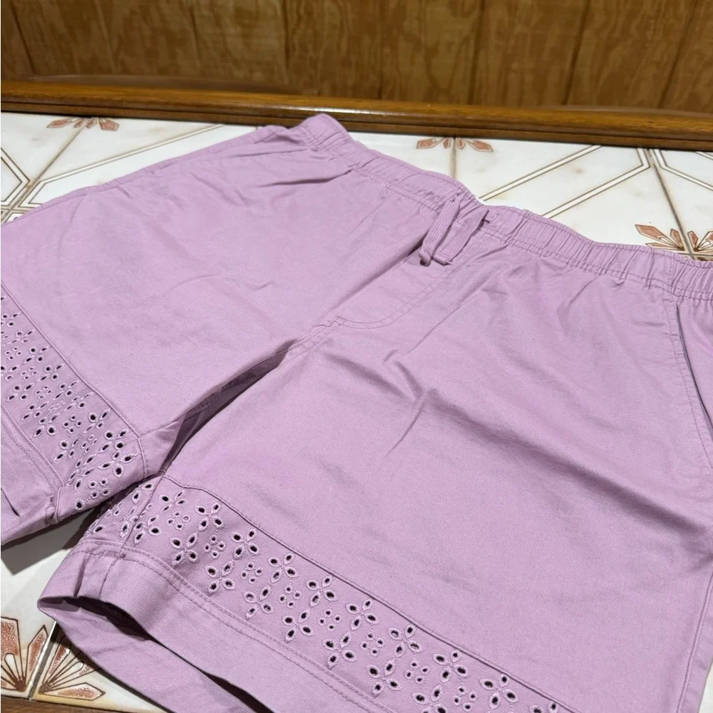 Old Navy Eyelet-Hem Twill Shorts (7 Inch Inseam)